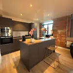 Stays, Play Pool,wi-fi,parking,3 Double Beds Apartment Bradford (West Yorkshire)