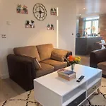 Stays, Play Pool,wi-fi,parking,3 Double Beds