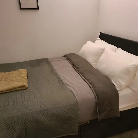 Stays, Play Pool,wi-fi,parking,3 Double Beds Apartment Bradford (West Yorkshire)