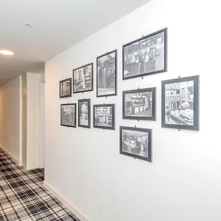 Stays, Play Pool,wi-fi,parking,3 Double Beds * 布雷得佛