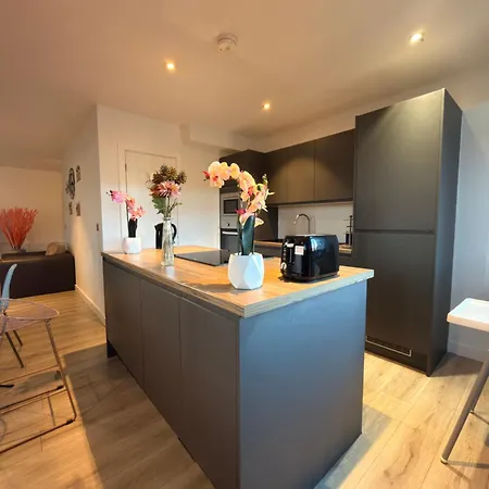Stays, Play Pool,wi-fi,parking,3 Double Beds * Μπράντφορντ