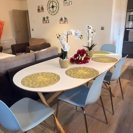 Διαμέρισμα Stays, Play Pool,wi-fi,parking,3 Double Beds *