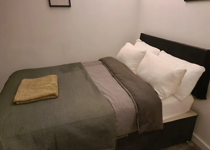 Stays, Play Pool,wi-fi,parking,3 Double Beds Apartment Bradford (West Yorkshire)