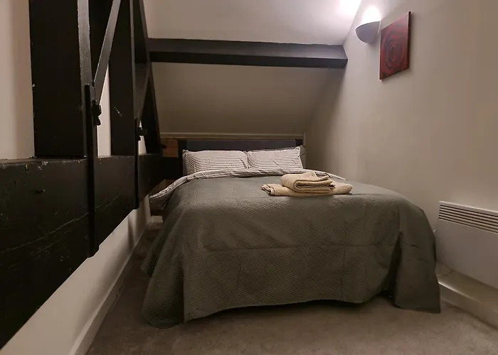 Apartment Stays, Play Pool,wi-fi,parking,3 Double Beds *