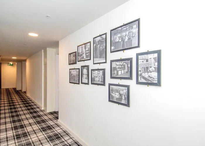 Stays, Play Pool,wi-fi,parking,3 Double Beds * Bradford (West Yorkshire)