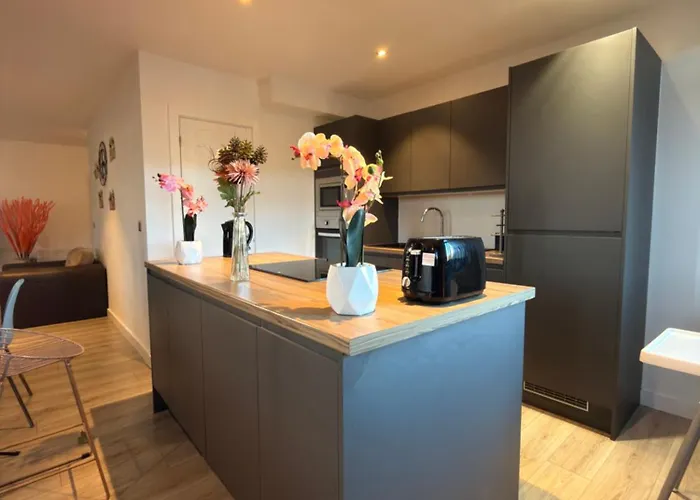 Stays, Play Pool,wi-fi,parking,3 Double Beds * Bradford (West Yorkshire)