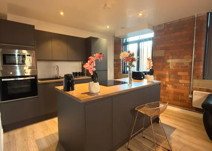 Stays, Play Pool,wi-fi,parking,3 Double Beds Apartment Bradford (West Yorkshire)