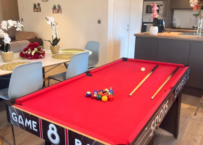 Stays, Play Pool,wi-fi,parking,3 Double Beds Bradford (West Yorkshire)