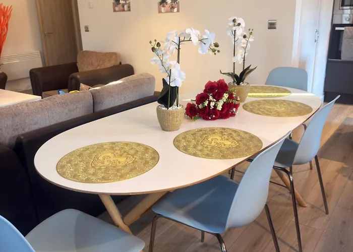 Apartment Stays, Play Pool,wi-fi,parking,3 Double Beds *