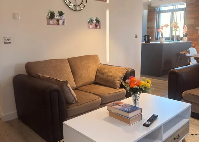 Stays, Play Pool,wi-fi,parking,3 Double Beds