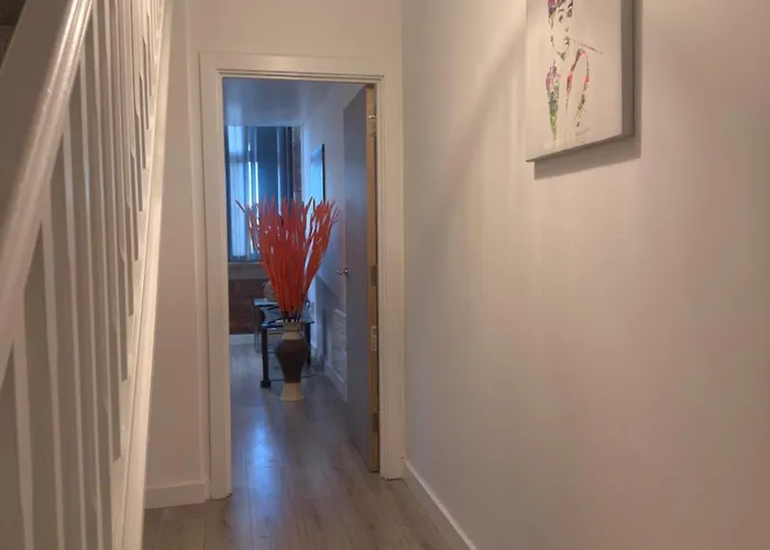 Stays, Play Pool,wi-fi,parking,3 Double Beds * 布雷得佛