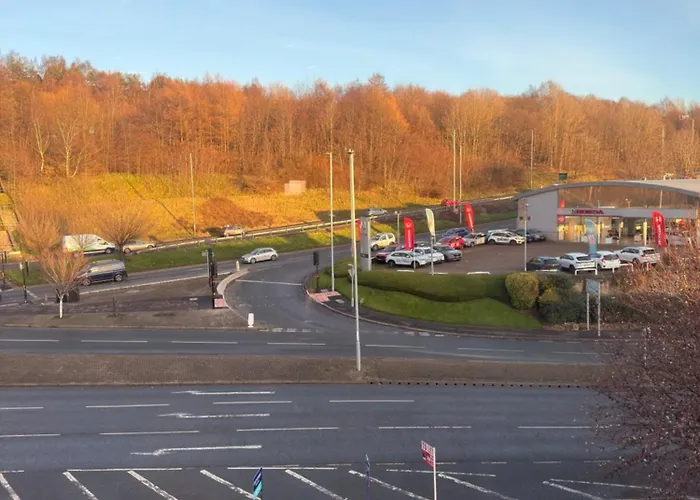 Stays, Play Pool,wi-fi,parking,3 Double Beds * 布雷得佛