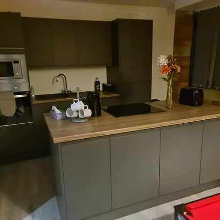 Stays, Play Pool,wi-fi,parking,3 Double Beds Bradford (West Yorkshire)