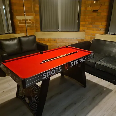 Stays, Play Pool,wi-fi,parking,3 Double Beds * Bradford (West Yorkshire)