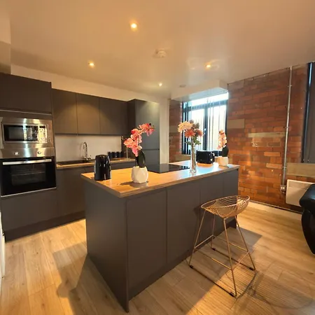 Stays, Play Pool,wi-fi,parking,3 Double Beds Appartement Bradford (West Yorkshire)