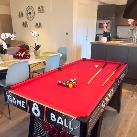 Stays, Play Pool,wi-fi,parking,3 Double Beds Bradford (West Yorkshire)