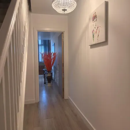 Stays, Play Pool,wi-fi,parking,3 Double Beds * Bradford (West Yorkshire)